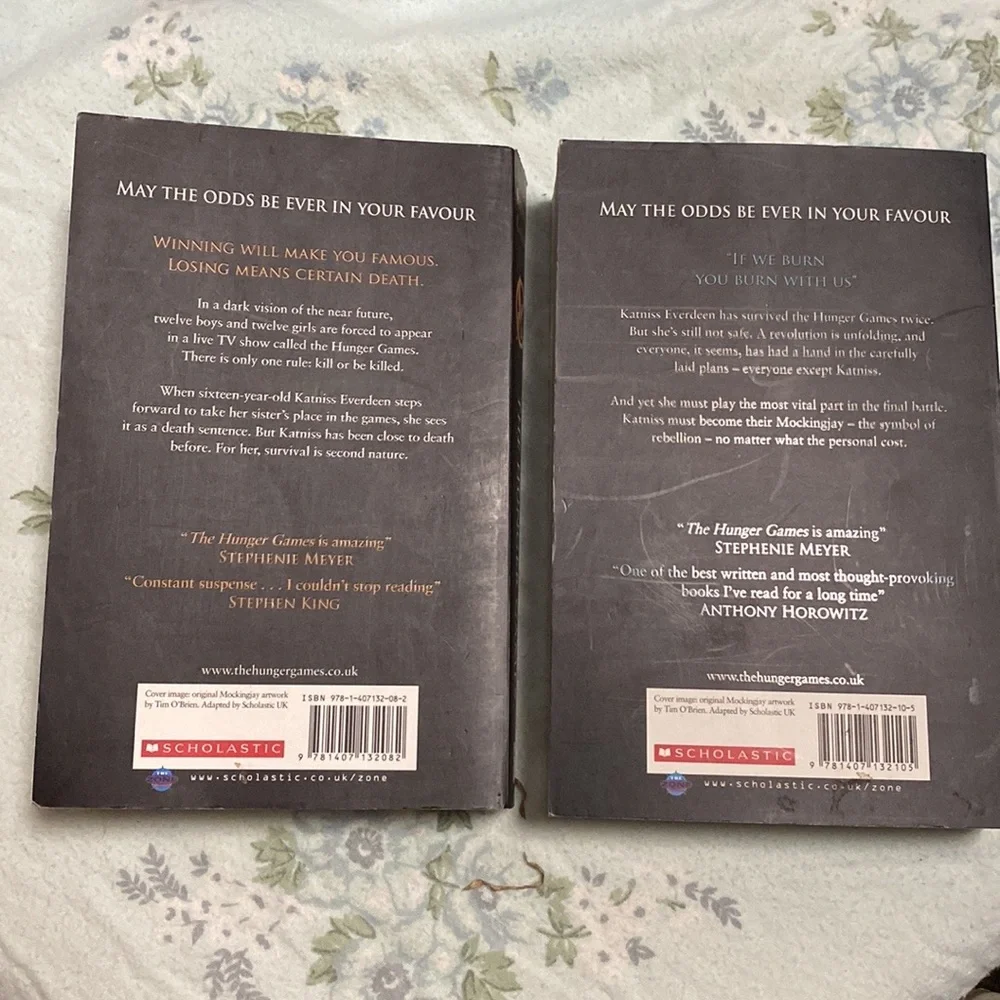 2x Suzanne Collins Novels The Hunger Games & Mockingjay - Picture 4 of 8